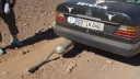 Mercedes mit beschädigtem Auspuff in Marokko